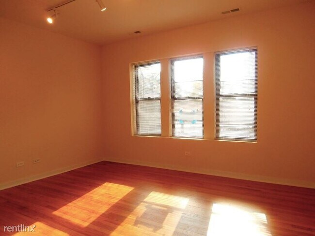 Building Photo - 2450 W Albion Ave