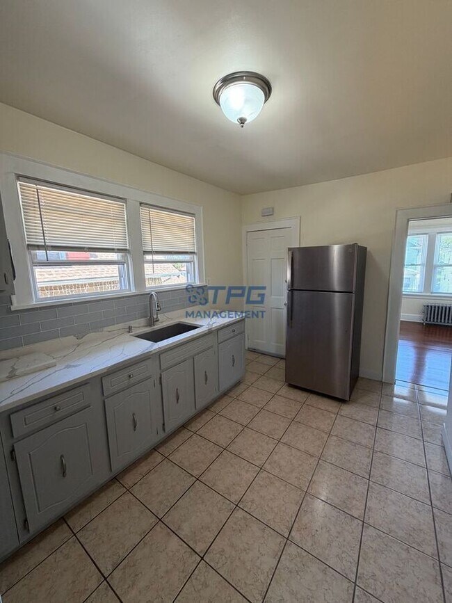 Building Photo - 318 E 19th St