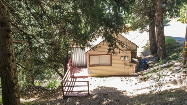 Building Photo - Small 2 bedroom 1 bath