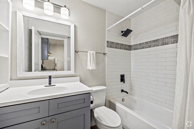 1 habitación, 1 baño - 510 pies cuadrados - Baño - Primrose HAUS