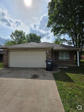 Building Photo - 1007 N Parker Rd
