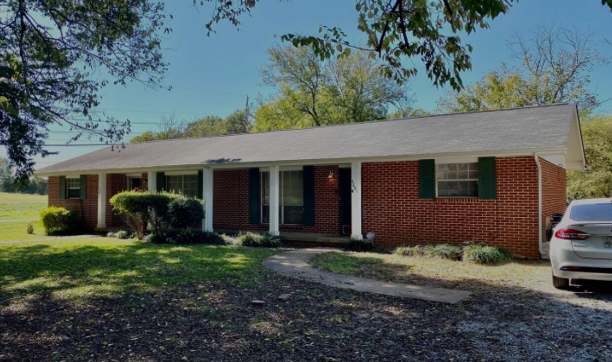 Primary Photo - Nicely updated 2 bed 1 bath duplex
