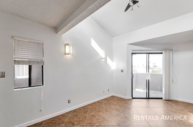 Building Photo - Availabe now 1 bed 1 bath