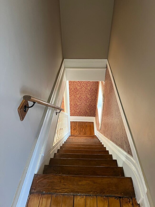 Building Photo - Large 3 Bedroom with 1.5 baths