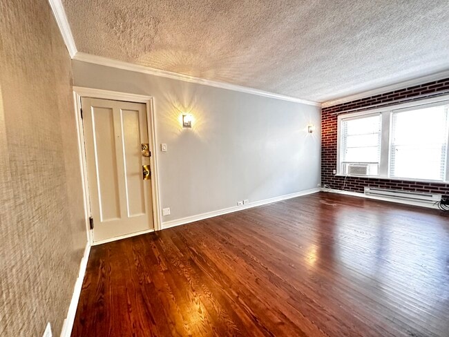 Building Photo - 840 W Ainslie St