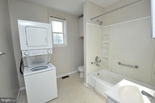 Building Photo - 526 Lakehurst Rd