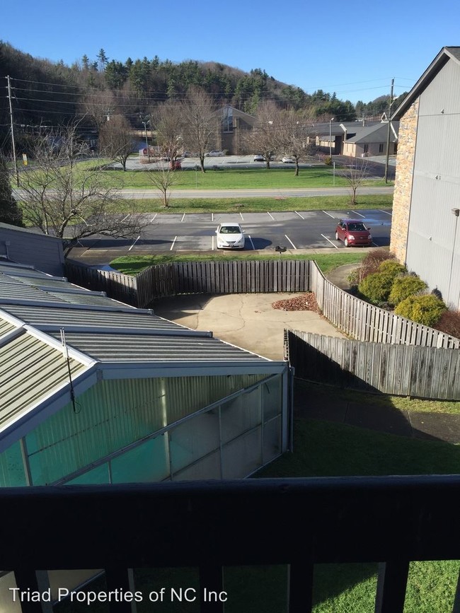 Building Photo - 521 Meadowview Dr