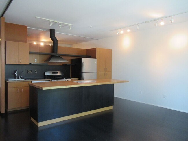 Photo - Well Maintained 1 bedroom, 1 bath condo on...