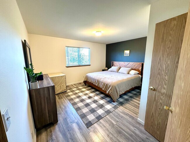 Building Photo - 3 Bed/2 Bath Quiet Living, Pet Friendly, N...