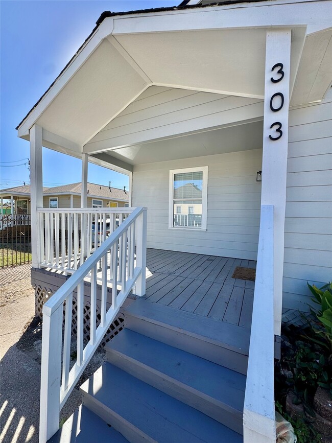 Building Photo - 303 Enid St