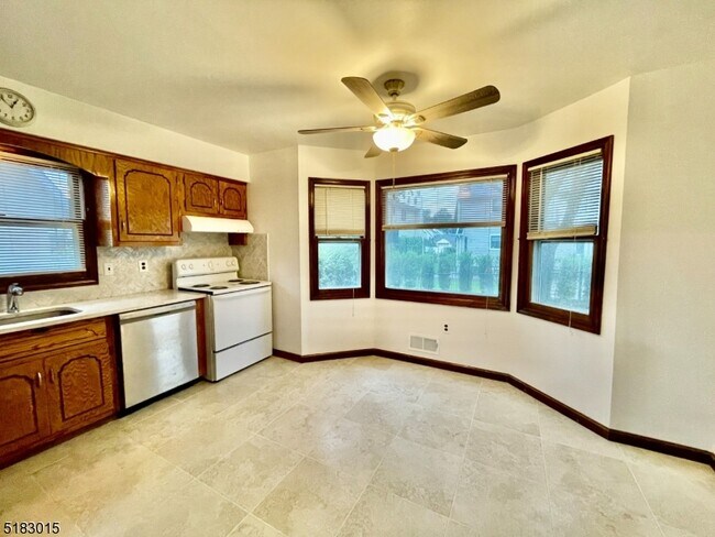 Foto del edificio - 77 Cloverdale Rd