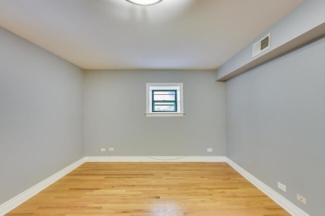 Building Photo - 902 W Dakin St