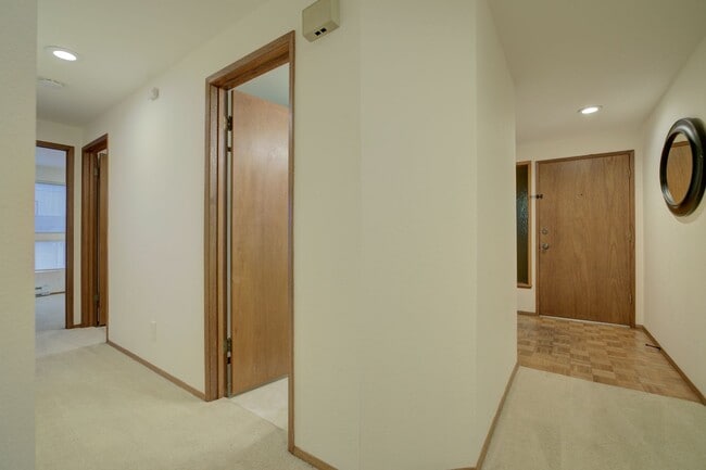 Building Photo - 2bd/1.75ba Mercer Island Condo