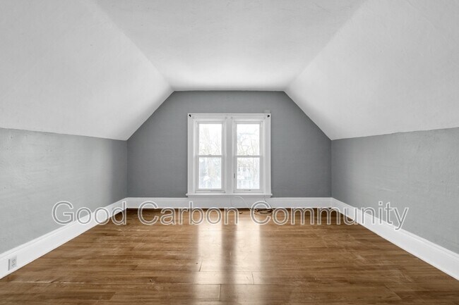 Foto del edificio - 319 W Utica St