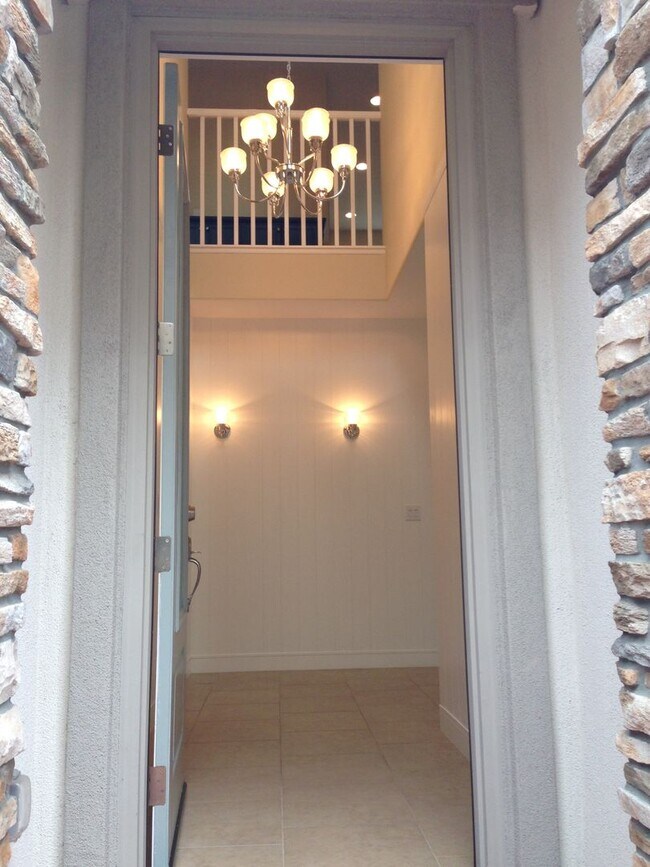 Building Photo - Gorgeous Model Spacious Folsom Unit!