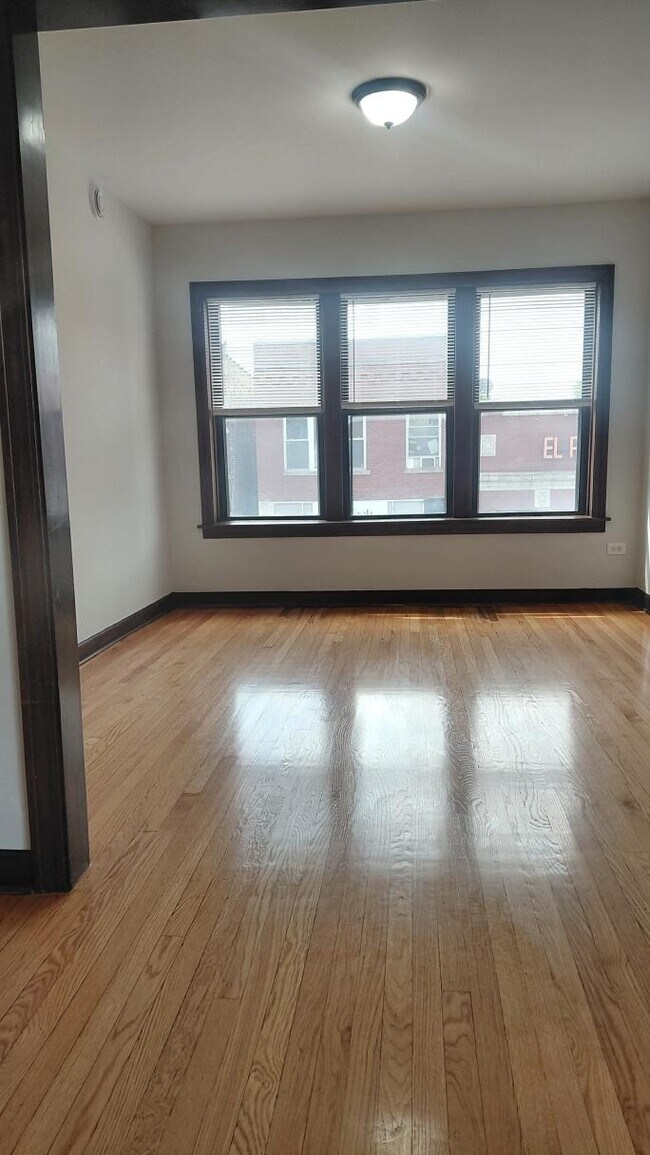 Foto del edificio - 4810 W Armitage Ave