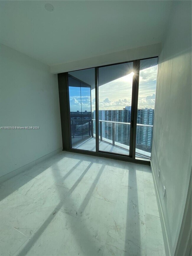 Foto del edificio - 15701 Collins Ave