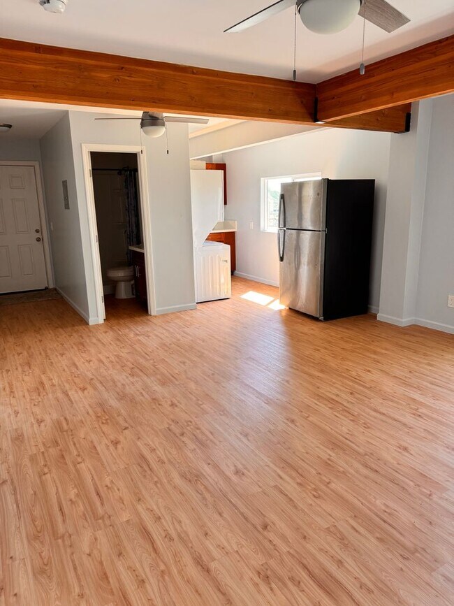 Foto del edificio - 2 Unfurnished Studios in Manoa Available!