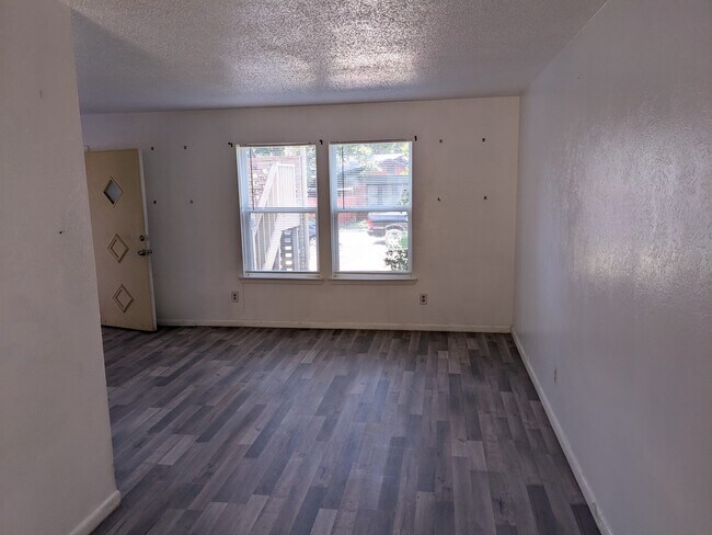 Foto del edificio - 2605 N Ayers Ave