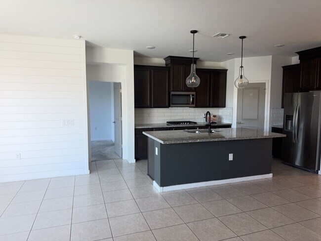Foto del edificio - GORGEOUS MARLEY PARK 4 BEDROOM WITH TURF B...