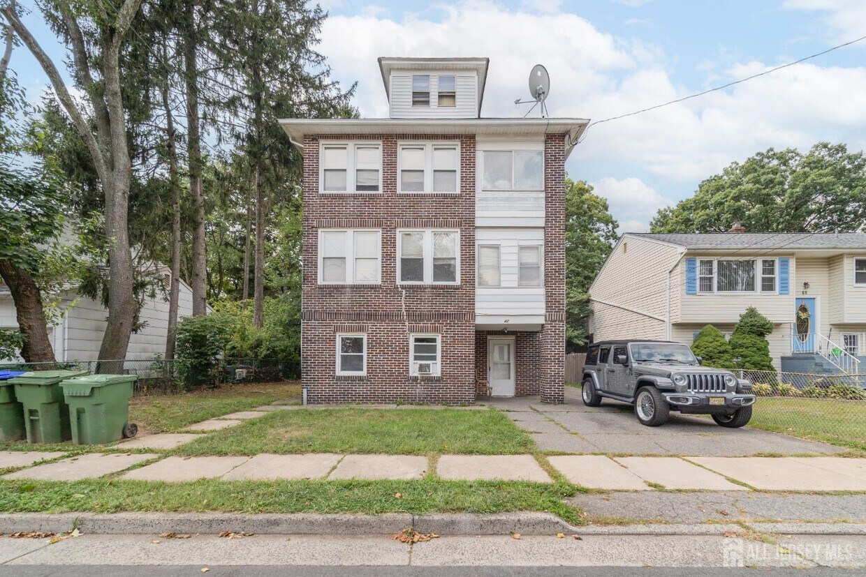 Foto principal - 42 Crosby Ave