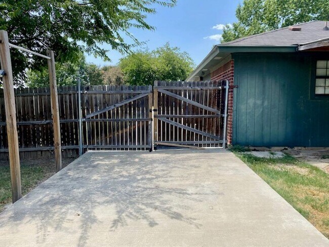 Foto del edificio - Charming Home located in a great neighborhood!