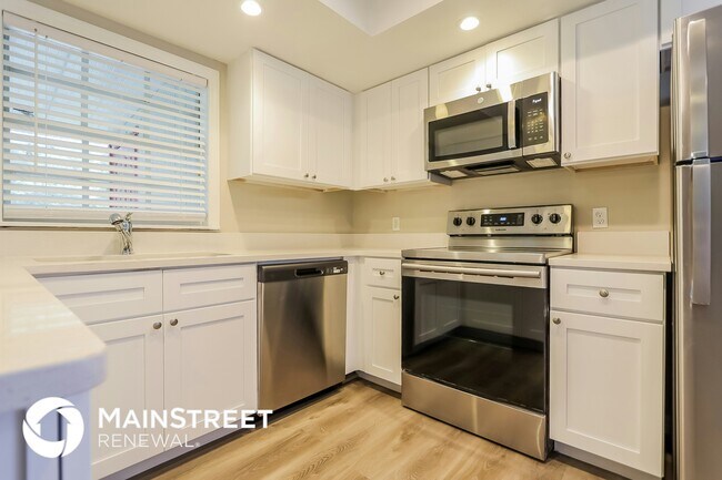 Building Photo - 2120 Redleaf Dr