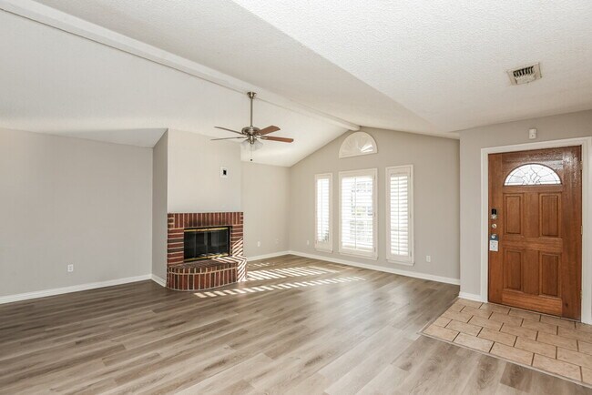 Foto del edificio - 4079 Tulip Tree Dr