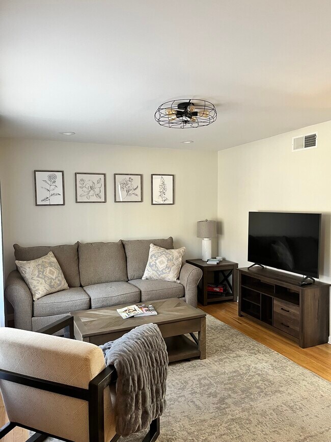 8024 Outlook Dr, Prairie Village, KS 66208 House Rental in Prairie