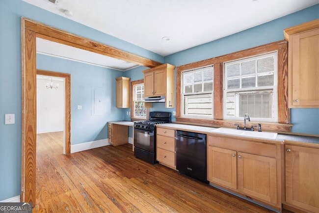 Building Photo - 114 E Maple St