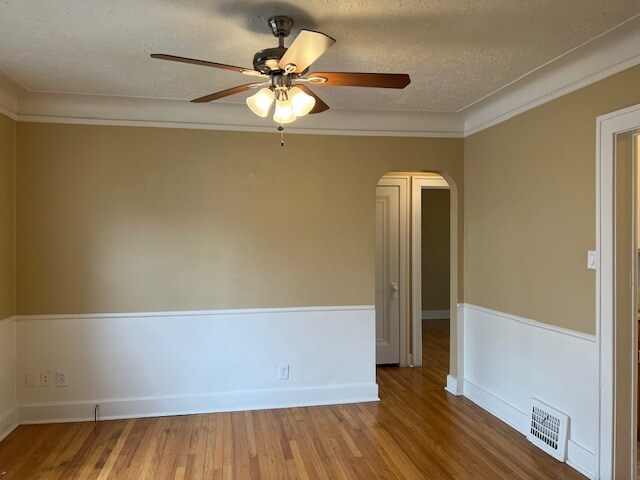 Dining room with ceiling fan - 166 Jewell St