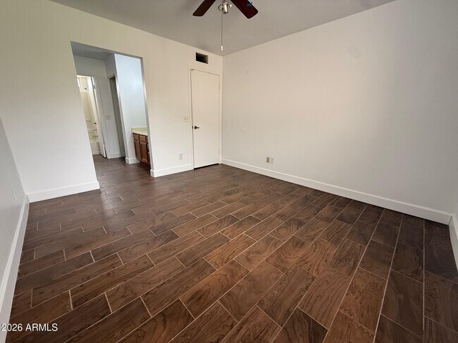 Foto del edificio - 10610 S 48th St