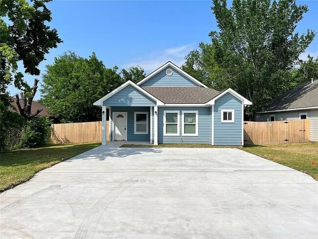 Building Photo - 4 Bedroom 3 Bath