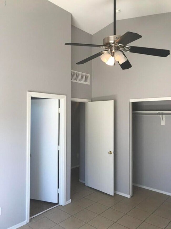 Foto del edificio - 3 bedroom 2 bathroom 2 car garage!