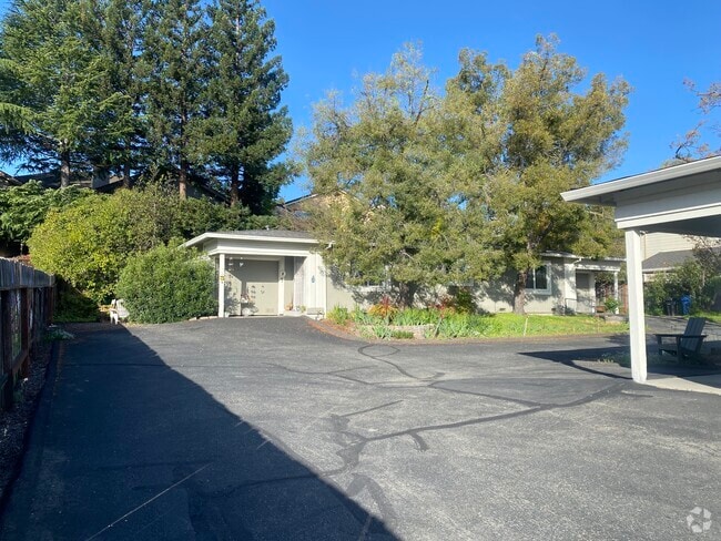 Building Photo - 737 Orinda Ln