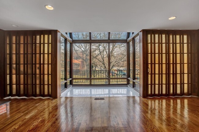 Photo - AMAZING SPACIOUS END UNIT TOWNHOUSE IN PRIME LOCATION