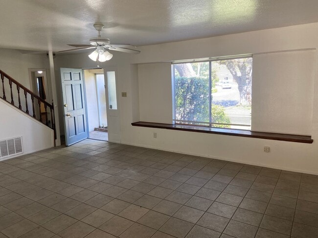 Building Photo - Close to CSUS - 7 Bdrm, 3 bath near La Riv...