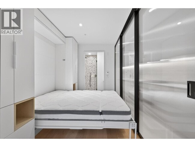 Building Photo - 2471 St George St