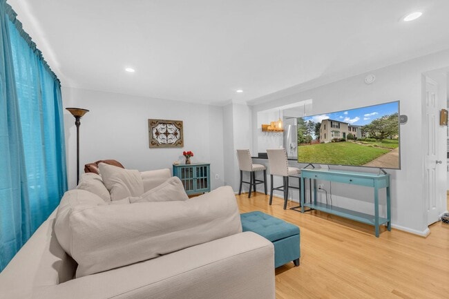 Building Photo - Beautifully Updated End-Unit Townhome in P...