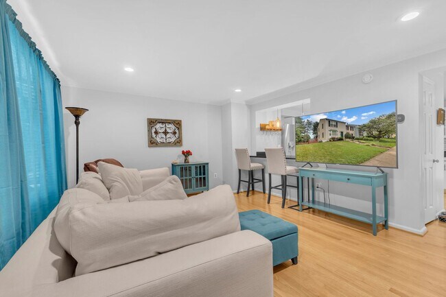 Foto del edificio - Beautifully Updated End-Unit Townhome in P...