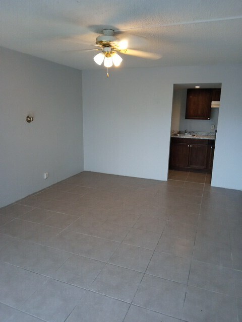Primary Photo - 1202 Ridgewood Ave