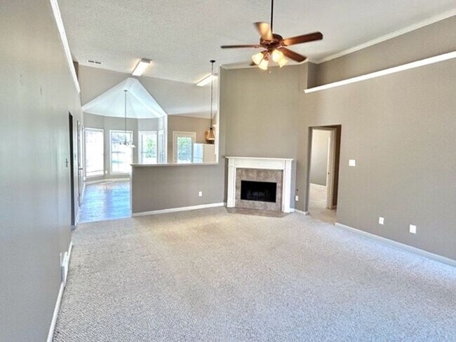 Foto del edificio - Now leasing a spacious 3 bedroom 2 bath ho...