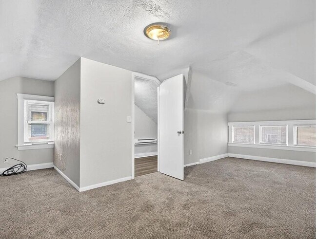 Foto del edificio - Spacious 5-bedroom, 2-bath single-family home