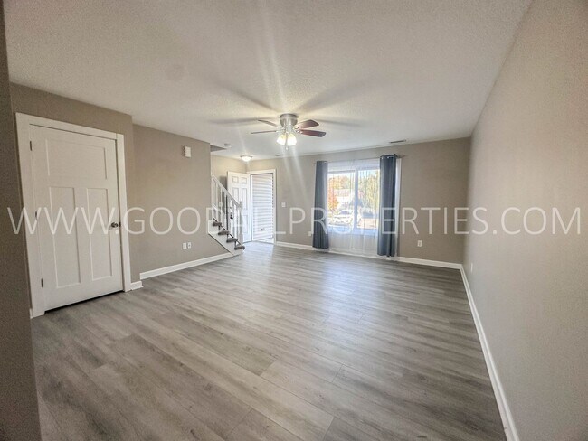 Foto del edificio - Come see this 3 bedroom 1 1/2 bath townhom...