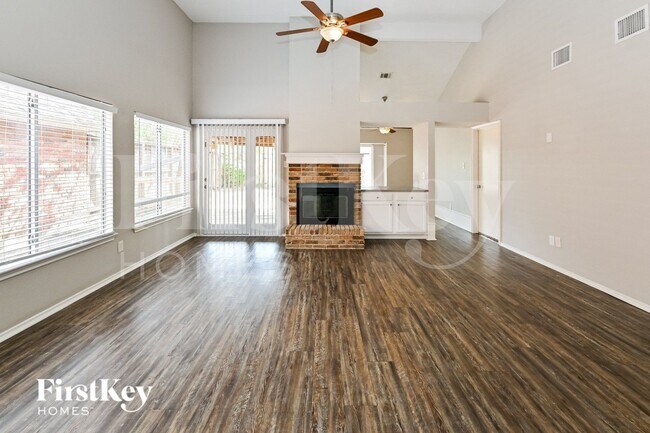 Building Photo - 11811 Meadowchase Dr