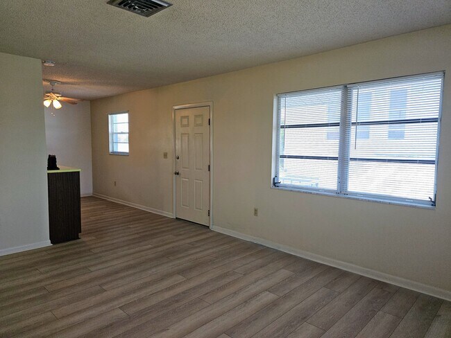 Foto del edificio - 360 137th Ave Cir