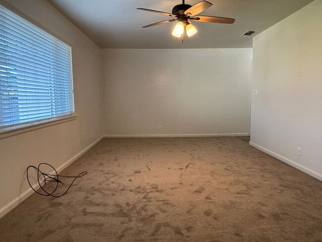 Foto del edificio - Updated 3 bedroom 2 bathroom home with large backyard, corner lot, close to shopping and schools ...