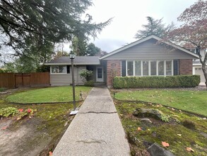 Building Photo - 1480 SW Hilldale Ave