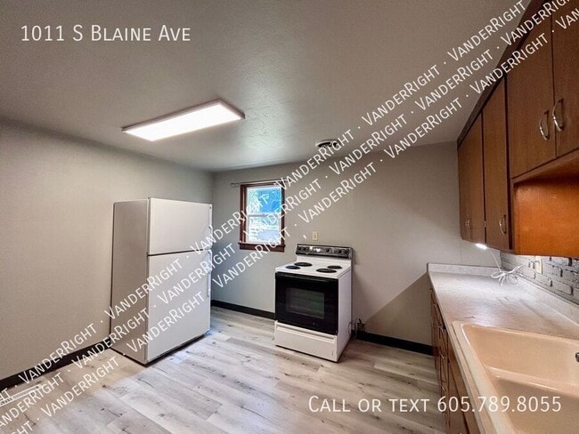 Building Photo - 1011 S Blaine Ave