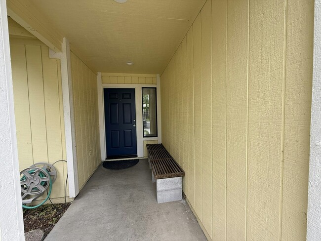 Building Photo - 620 Oriole Ave